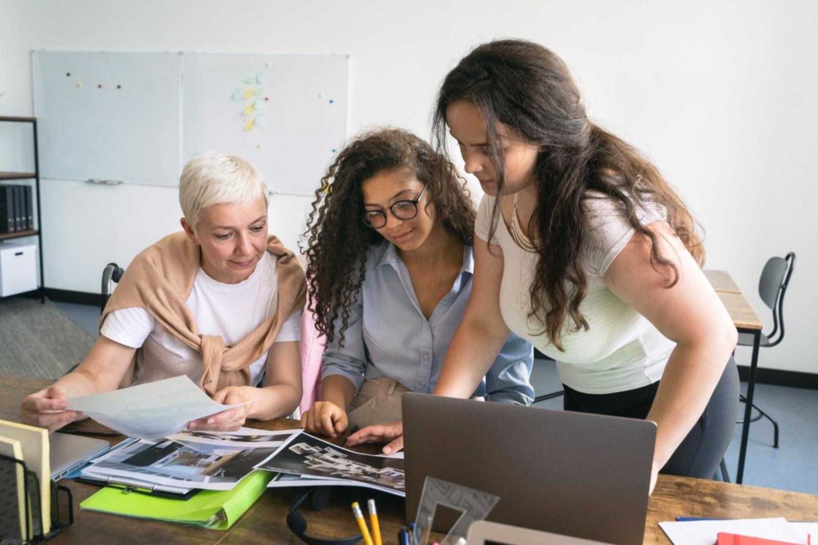 Sesión práctica de análisis financiero con participantes trabajando en casos reales