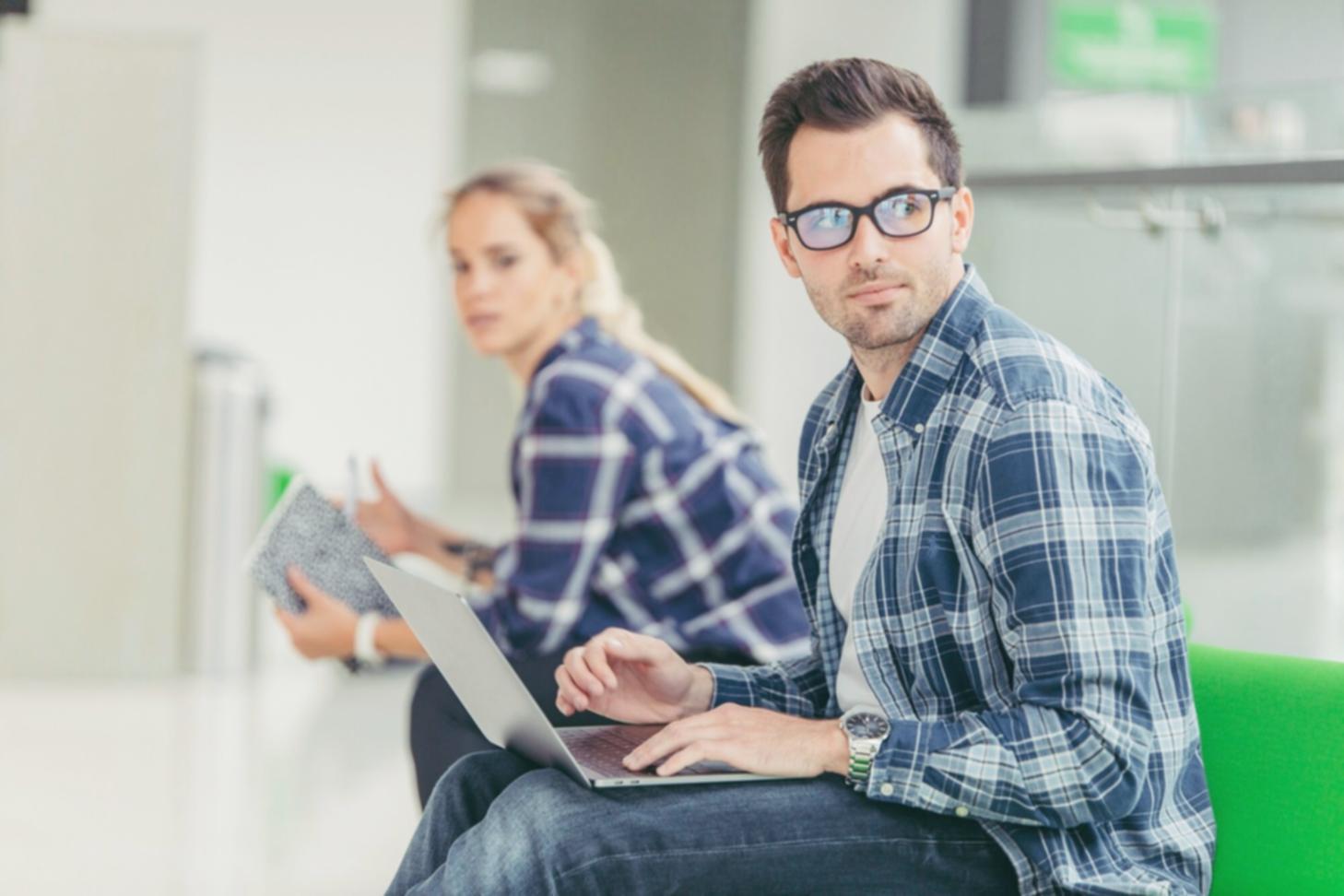 Equipo analizando datos financieros en tiempo real