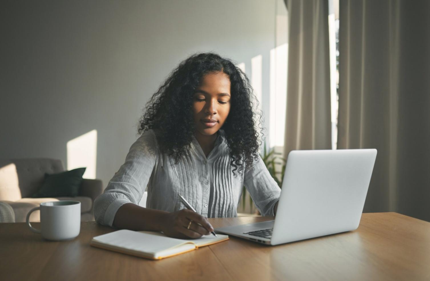 Análisis financiero detallado de flujos de caja y ratios de liquidez en documentos empresariales