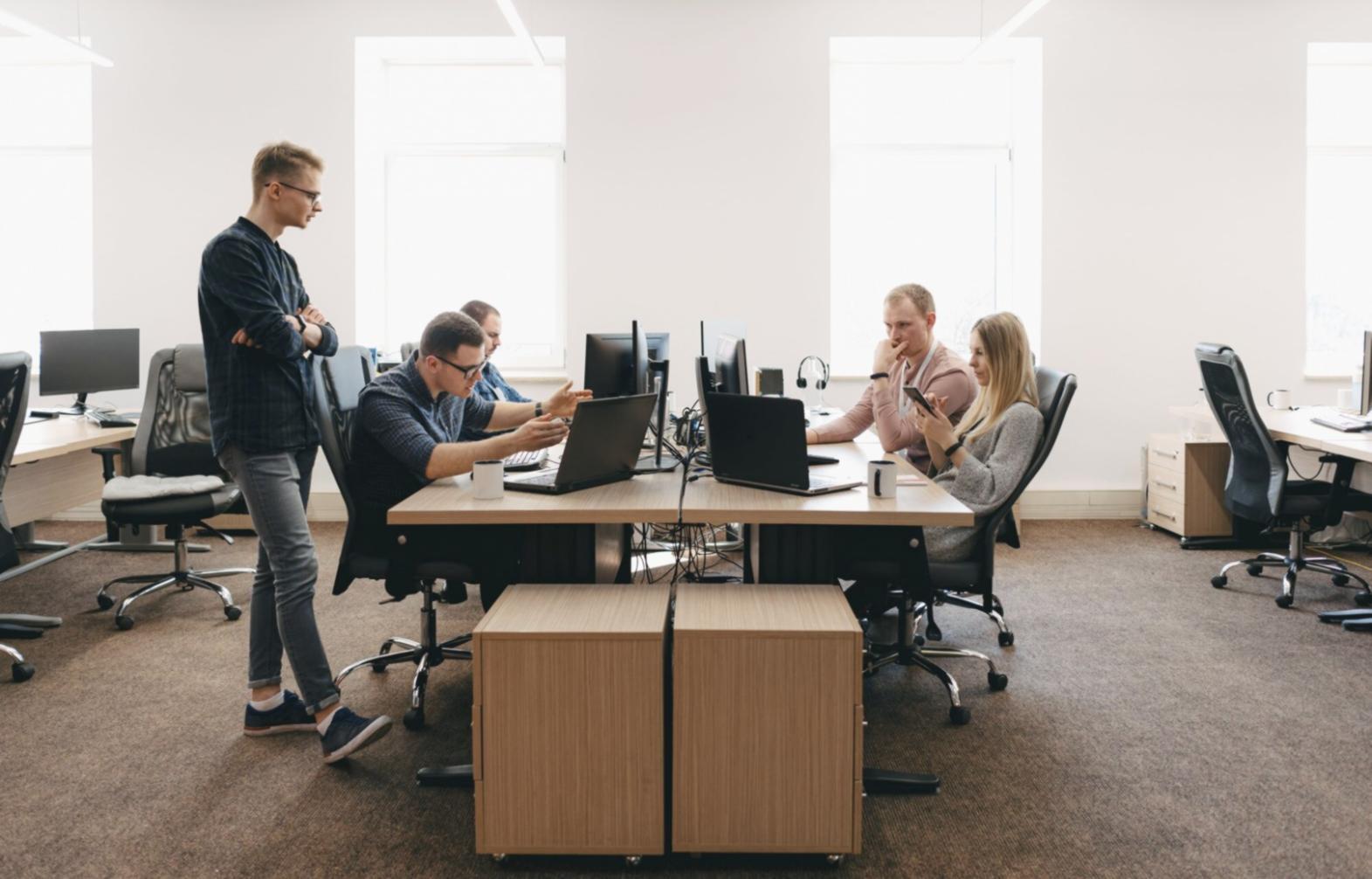 Documentos de análisis de solvencia empresarial con gráficos de tendencias financieras